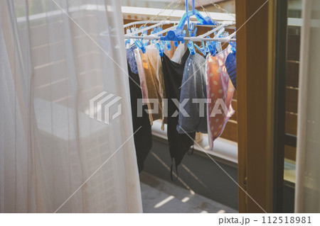 洗濯物をベランダに干す家庭 112518981