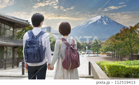 二人の男女の観光客の後ろ姿のイラスト素材 [112519413] - PIXTA