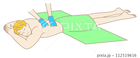 うつ伏せに寝て気持ちよさそうに垢すりエステを受けている可愛い男性 シンプル イラスト ベクター 112519616