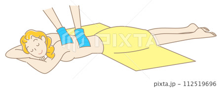 うつ伏せに寝て気持ちよさそうに垢すりエステを受けている可愛い女性 シンプル イラスト ベクター 112519696