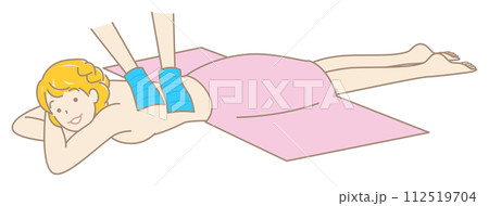 うつ伏せに寝て気持ちよさそうに垢すりエステを受けている可愛い女性 シンプル イラスト ベクター 112519704