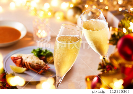 シャンパングラスで乾杯のシーン、パーティーとクリスマスイメージ シャンパングラスで乾杯のシーン、パーティーとクリスマスイメージ 112520365
