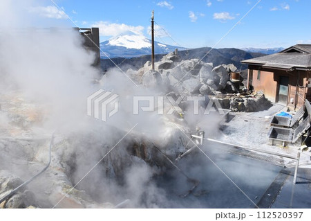 箱根大涌谷　黒たまご作成温泉場と富士山 112520397