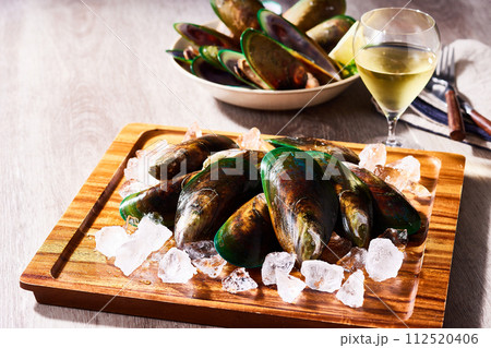 白い板の上にニュージーランド産のグリーンマッスル 112520406