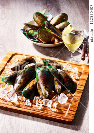 白い板の上にニュージーランド産のグリーンマッスル 112520407