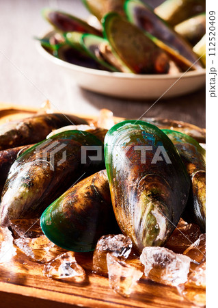 白い板の上にニュージーランド産のグリーンマッスル 112520409