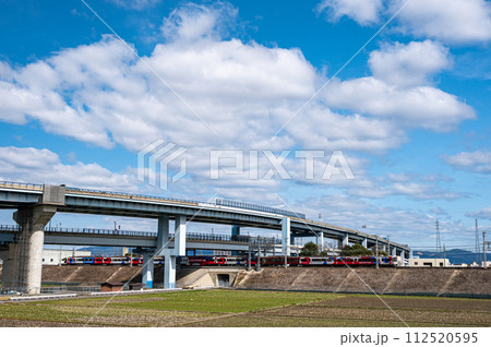 京滋バイパスをくぐる京阪電車 京滋バイパスをくぐる京阪電車 112520595
