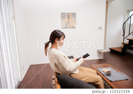 テレビのリモコンを操作する女性 テレビのリモコンを操作する女性 112521339