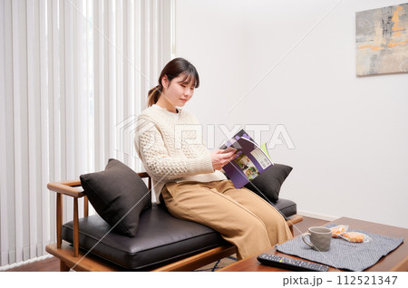 読書する女性 読書する女性 112521347