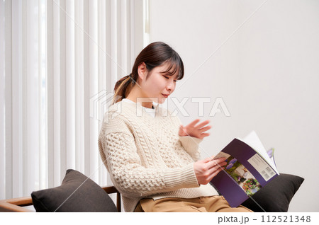 読書する女性 読書する女性 112521348