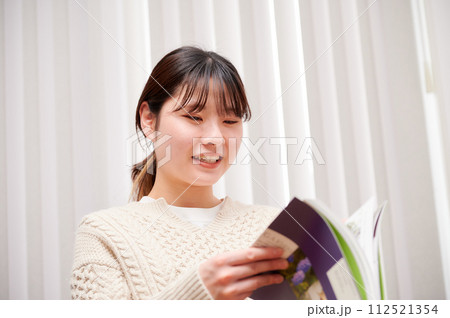 読書する女性 読書する女性 112521354