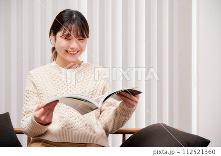 読書する女性 112521360