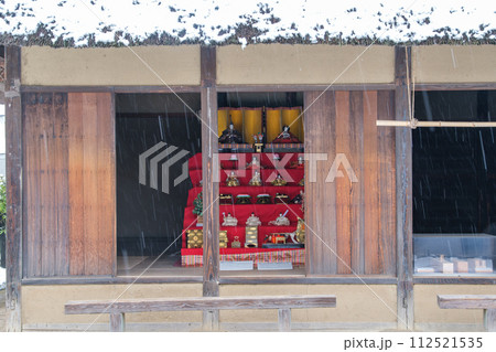 ひな人形と冬景色 112521535