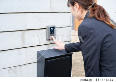 家に訪問する営業マン　詐欺　迷惑 112521833