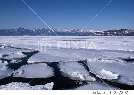 凍り付く屈斜路湖 112522025