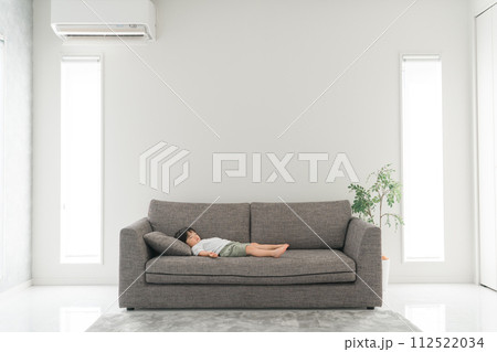 家のソファで寝るアジア人の子供(男の子・熟睡・睡眠・眠る・お昼寝) 家のソファで寝るアジア人の子供(男の子・熟睡・睡眠・眠る・お昼寝) 112522034