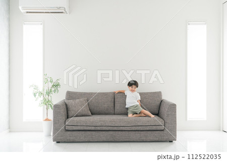 家のソファで遊ぶアジア人の幼児・子供(男の子・遊ぶ) 家のソファで遊ぶアジア人の幼児・子供(男の子・遊ぶ) 112522035