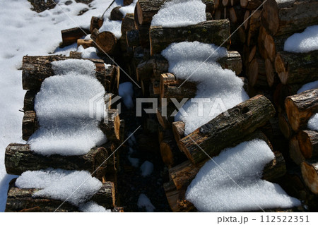 雪が積もった薪 雪が積もった薪 112522351