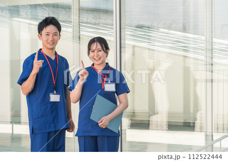 スクラブを着た医者・医師・看護師・医療従事者・ドクター・作業療法士・理学療法士の男女(ポイント) スクラブを着た医者・医師・看護師・医療従事者・ドクター・作業療法士・理学療法士の男女(ポイント) 112522444