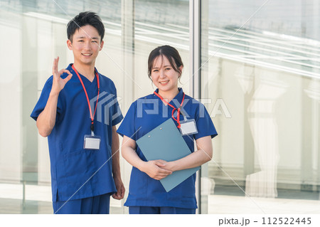 スクラブを着た医者・医師・看護師・医療従事者・ドクター・作業療法士・理学療法士の男女 スクラブを着た医者・医師・看護師・医療従事者・ドクター・作業療法士・理学療法士の男女 112522445