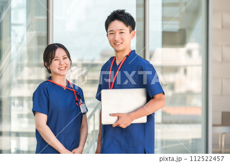 スクラブを着た医者・医師・看護師・医療従事者・ドクター・作業療法士・理学療法士の男女 112522457