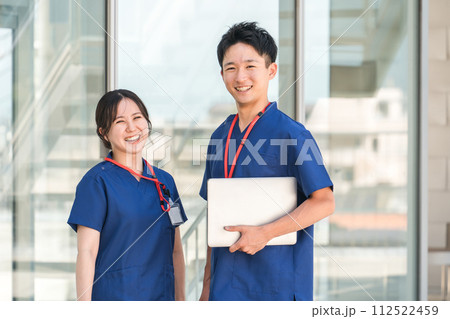 スクラブを着た医者・医師・看護師・医療従事者・ドクター・作業療法士・理学療法士の男女 112522459