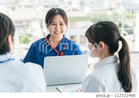 医局でカンファレンス・打ち合わせ・ミーティングする男女の看護師・技師・作業療法士・理学療法士・医師 医局でカンファレンス・打ち合わせ・ミーティングする男女の看護師・技師・作業療法士・理学療法士・医師 112522466