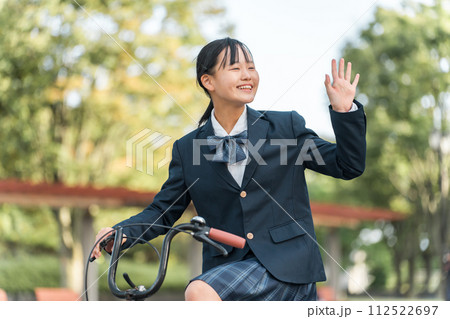 自転車で通学・登校・下校する制服姿の中学生・高校生・女子高生 自転車で通学・登校・下校する制服姿の中学生・高校生・女子高生 112522697