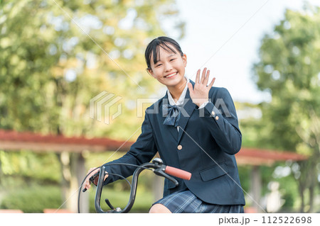 自転車で通学・登校・下校する制服姿の中学生・高校生・女子高生 自転車で通学・登校・下校する制服姿の中学生・高校生・女子高生 112522698