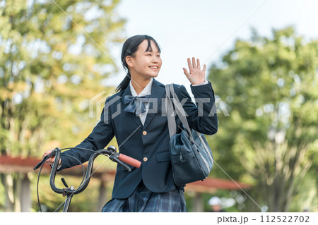 自転車で通学・登校・下校する制服姿の中学生・高校生・女子高生 自転車で通学・登校・下校する制服姿の中学生・高校生・女子高生 112522702