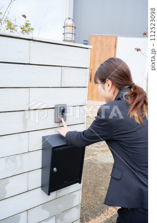 家に訪問する営業マン　詐欺　迷惑 112523098