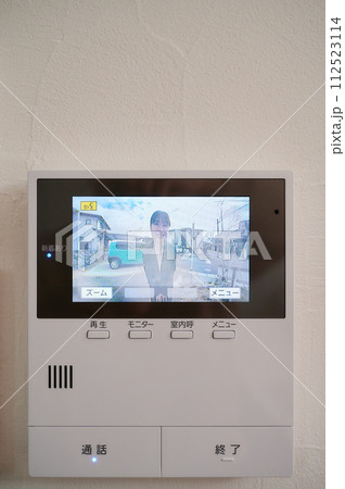 訪問販売をする営業　女性　詐欺　迷惑 112523114