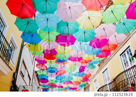 カラフルな傘の下で 112523619