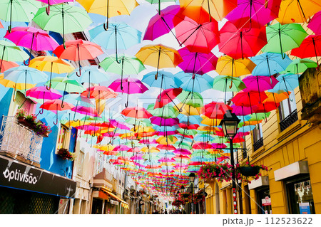 カラフルな傘の通り 112523622