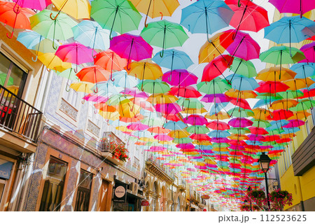 カラフルな傘の道 カラフルな傘の道 112523625