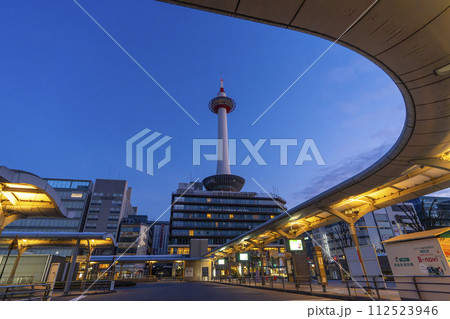 バス停から見た京都タワーと京都駅周辺の街並み 112523946