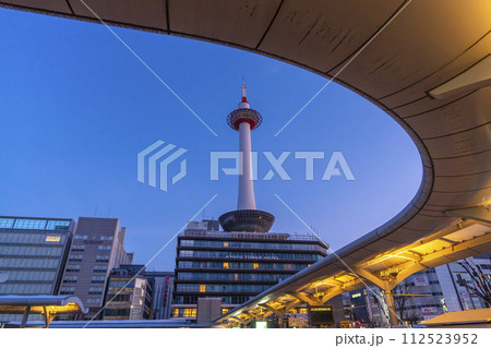 バス停から見た京都タワーと京都駅周辺の街並み 112523952