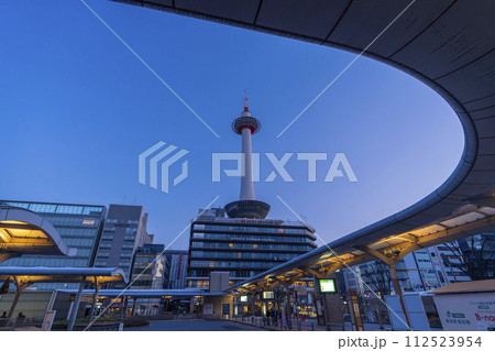 バス停から見た京都タワーと京都駅周辺の街並み バス停から見た京都タワーと京都駅周辺の街並み 112523954