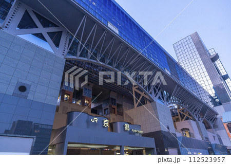 夜明け前の京都駅 夜明け前の京都駅 112523957