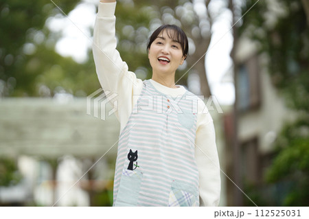公園で園児を見守る保育士 公園で園児を見守る保育士 112525031