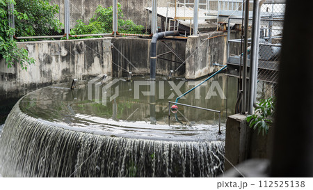 water flowing from the shower 112525138