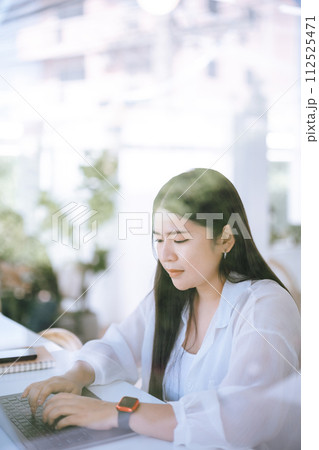 asian freelance people business female wearing smartwatch talking making using casual working with laptop computer for browsing internet, chatting and blogging and smartphone,notebook in coffee shop. asian freelance people business female wearing smartwatch talking making using casual working with laptop computer for browsing internet, chatting and blogging and smartphone,notebook in coffee shop. 112525471