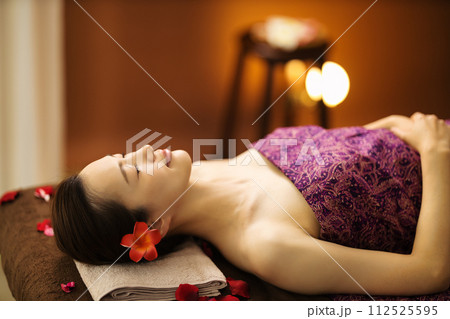 若い女性のビューティー　エステイメージ 112525595