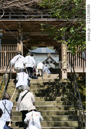 お遍路に向かう人々 112526086