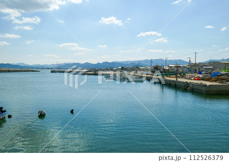 穏やかな海と漁港 穏やかな海と漁港 112526379