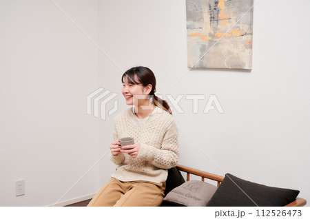 リラックスする女性 112526473