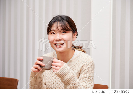 リラックスする女性 リラックスする女性 112526507