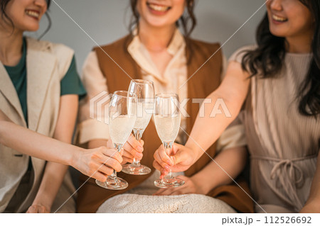 シャンパングラスを持って乾杯する女性達・同僚・女友達・ママ友 シャンパングラスを持って乾杯する女性達・同僚・女友達・ママ友 112526692