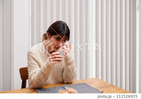 目くそとってる女性 目くそとってる女性 112526935
