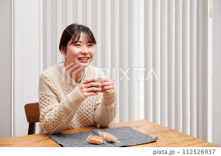 リラックスする女性 リラックスする女性 112526937